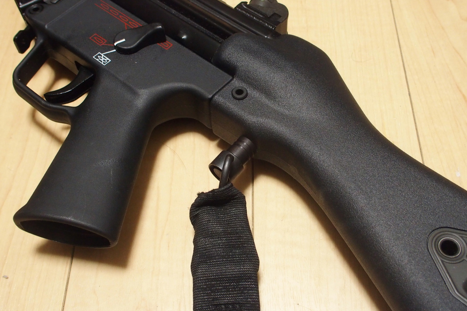 東京マルイ 次世代 MP5A5のストック基部にQDスリングスイベルを付け