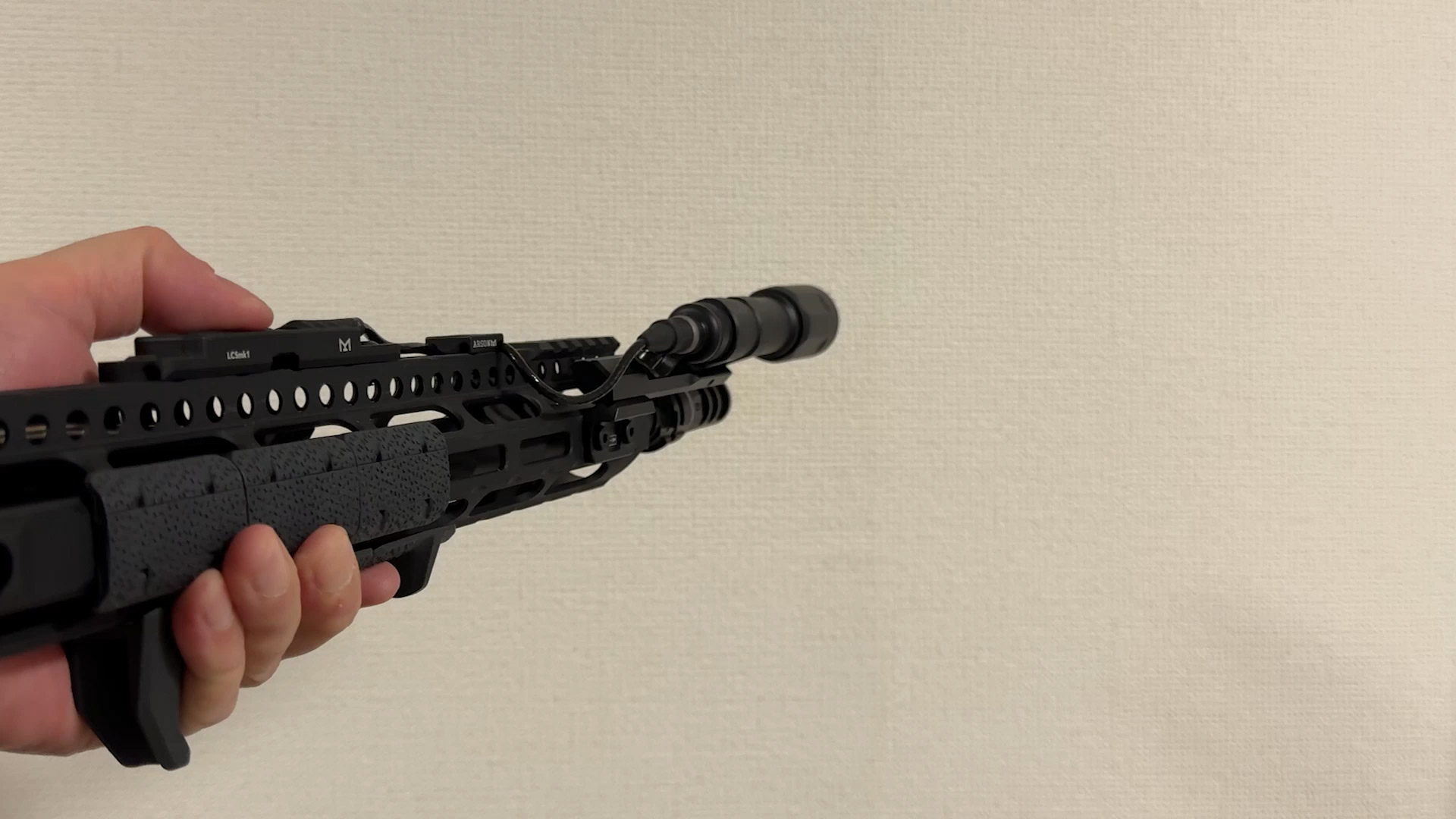 SureFire製スカウトライト用テールキャップ（UE00-BK）とテープ